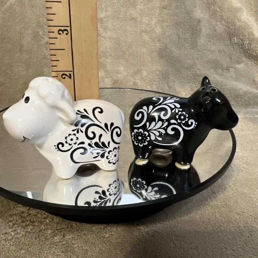 Cow And Sheep Salt And Pepper Shakers‎
